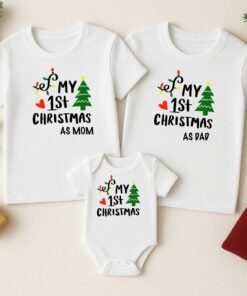 Set familiar navideño “My 1st Christmas”: camisetas para mamá y papá + mameluco para bebé, personalizables con nombres/roles. Ideal para fotos, regalos y la primera Navidad del bebé